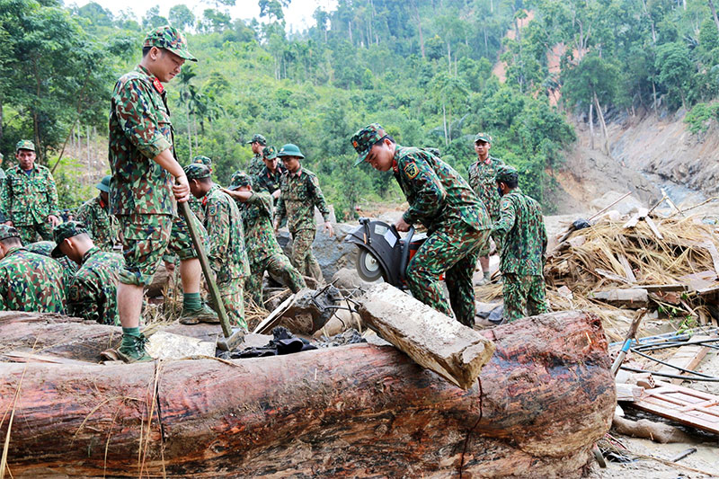 Trong gian khó càng gắng sức giúp dân

